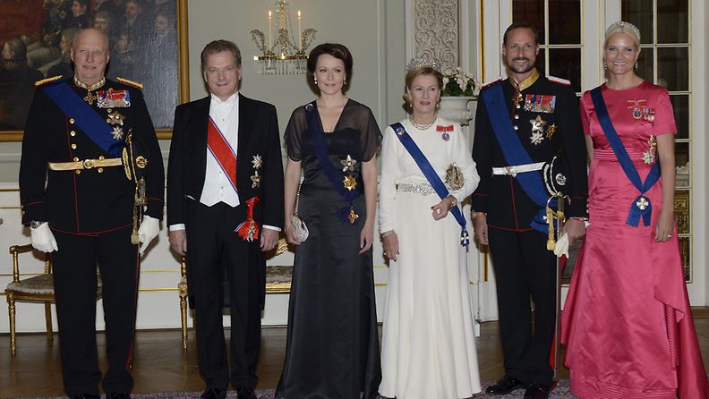 Kuningas Harald, presidentti Sauli Niinistö, rouva Jenni Haukio, kuningatar Sonja, kruununprinssi Haakon ja kruununprinsessa Mette-Marit poseeraavat juhlaillallisella kuninkaanlinnassa Oslossa 10. lokakuuta 2012.