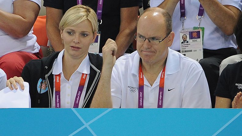 Charlene ja Albert olympialaisten katsomossa.