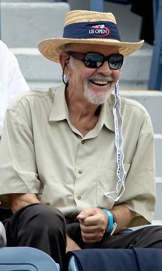 Sean Connery tenniskatsomossa.