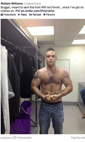 Robbie Williams poseeraa ilman paitaa Twitterissä.