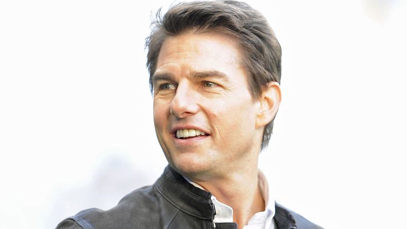 Tom Cruise seurasi jalkapallo-ottelua.