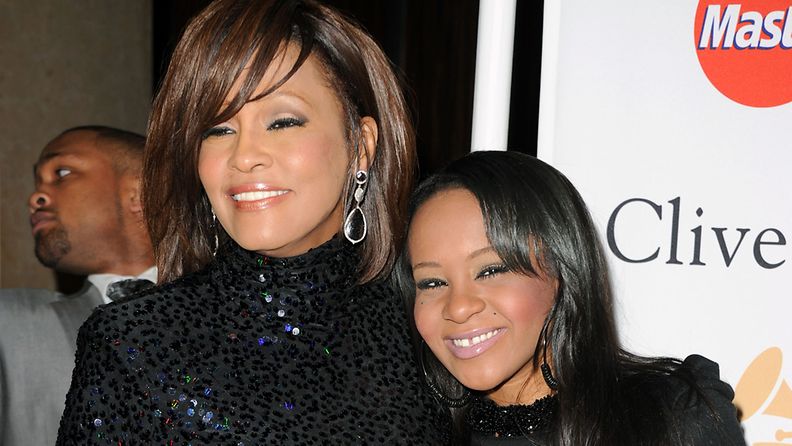 Laulaja Whitney Houston tyttärensä Bobbi Kristinan kanssa vuonna 2011.