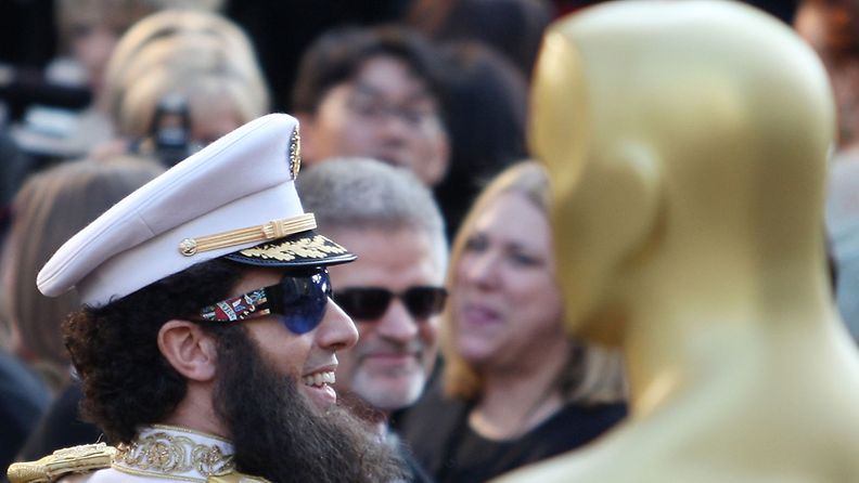 Sacha Baron Cohen aiheutti skandaalin Oscareiden punaisella matolla.