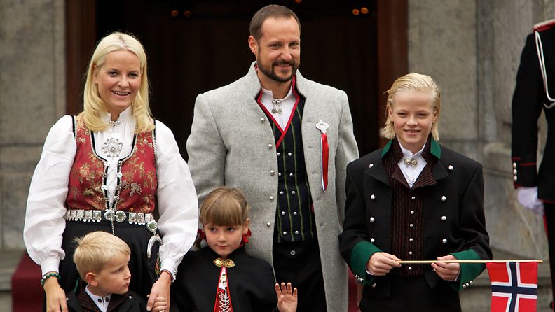 Norjan kruununprinssi Haakon perheineen.