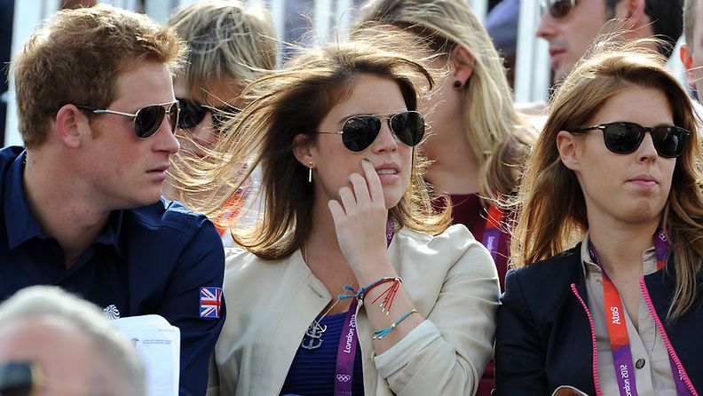 Prinssi Harry, prinsessa Beatrice ja prinsessa Eugenie seurasivat suorituksia.
