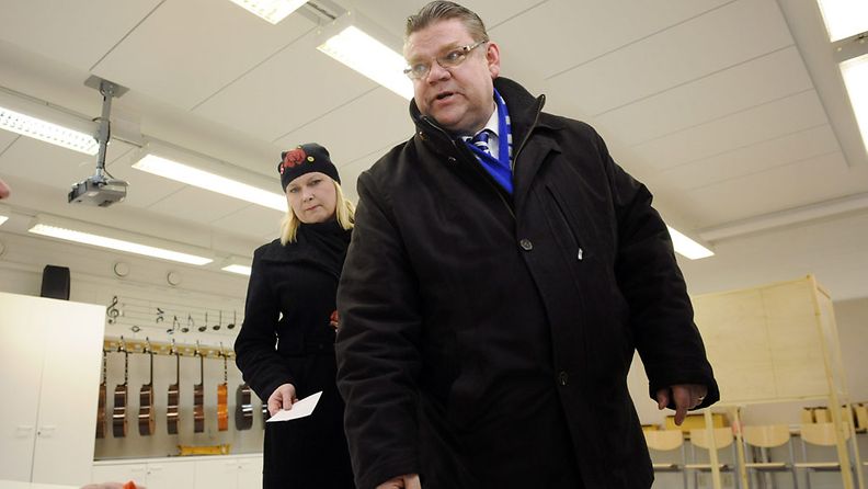 Timo Soini oli vaaliuurnilla yhdessä vaimonsa kanssa.