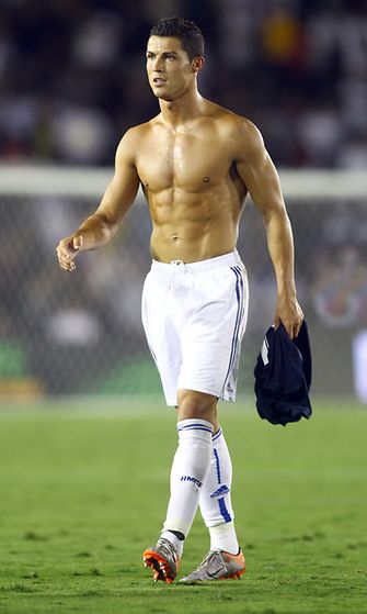 Ronaldo ilman paitaa.