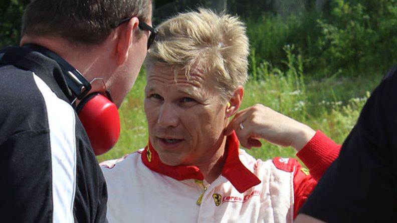 Mika Salo taltutti F1-autoa Malmin lentokentällä.