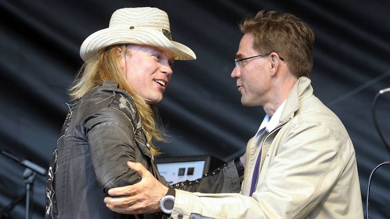 Jyrki Katainen tapasi Rockamanian laulusolistin Aki Miccon Lordin-aukiolla Rovaniemellä.