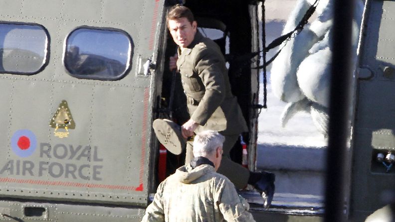 Tom Cruise laskeutumassa sotilashelikopterista All You Need Is Kill -elokuvan kuvauksissa. 