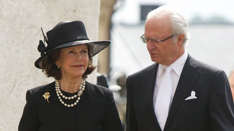 Kuningatar Silvia ja kuningas Kaarle Kustaa saapuivat kuninkaan sedän hautajaisiin.