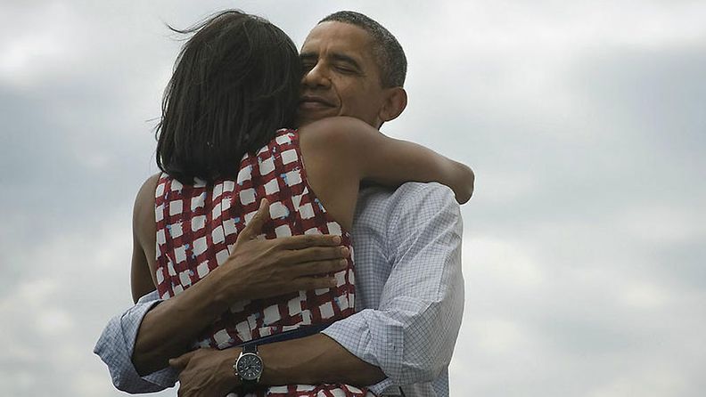 Tämä kuva Obaman ja Michellen halauksesta nousi Twitterin suosituimmaksi vuonna 2012.