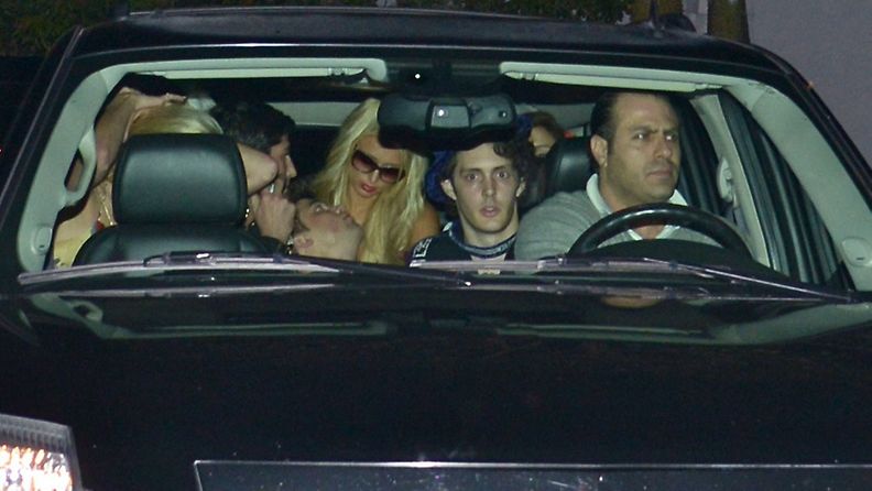 Paris Hilton ja River Viiperi saapuivat juhliin autolla.