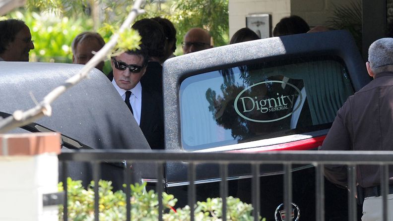 Sylvester Stallone näytti surun murtamalta poikansa hautajaisissa.