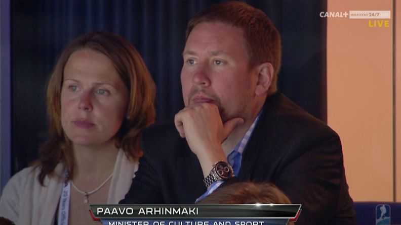 Arhinmäki vaimonsa kanssa seuraamassa Suomen ja Tšekin välistä MM-pronssitaistoa.
