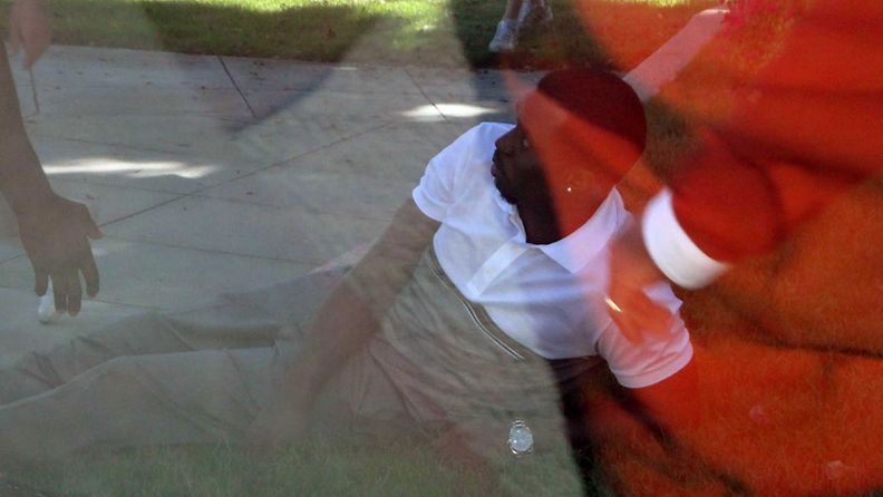 P. Diddy makasi nurmikolla onnettomuuden jälkeen.