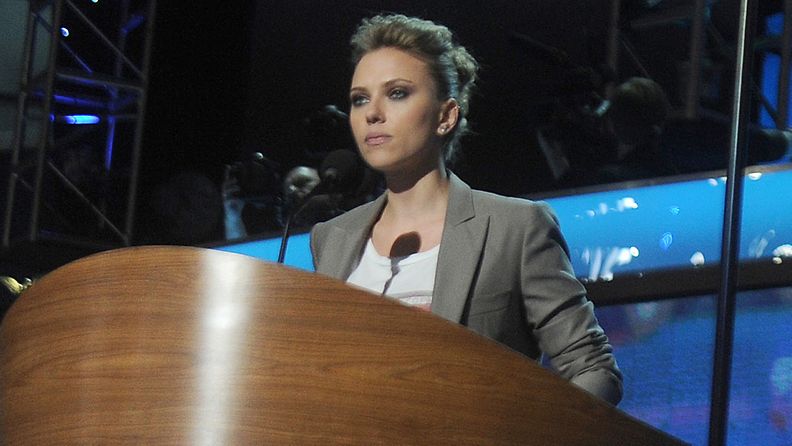 Scarlett Johansson pitämässä puhetta Obaman tilaisuudessa.