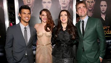 Hymy on palannut Twilight-tähtien kasvoille.