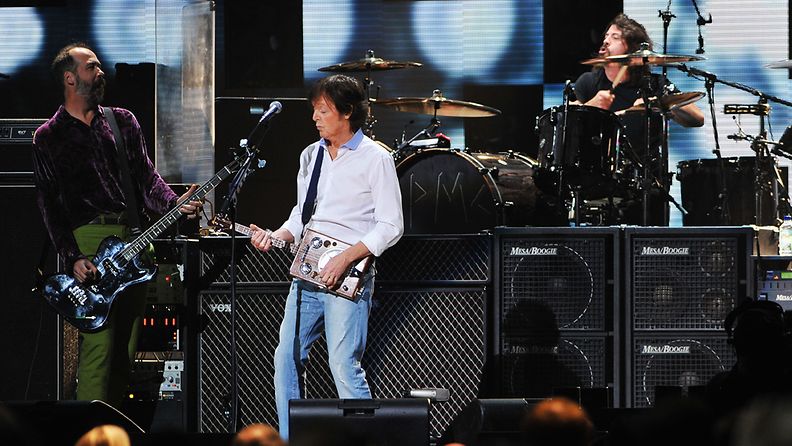 Paul McCartney lavalla Nirvanan Dave Grohlin ja  Krist Novoselicin kanssa.
