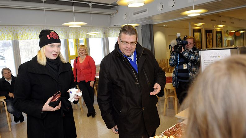 Timo Soinille maistui myös vaalikahvit.