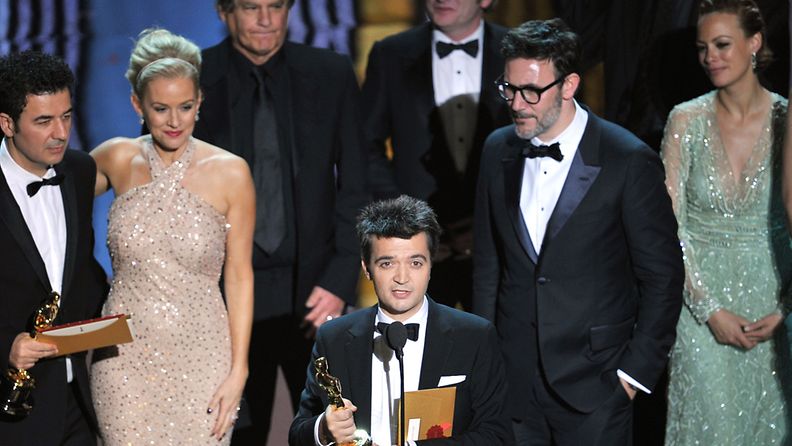 The Artist -elokuvan työryhmä vastaanottamassa parhaan elokuvan Oscar-patsasta.