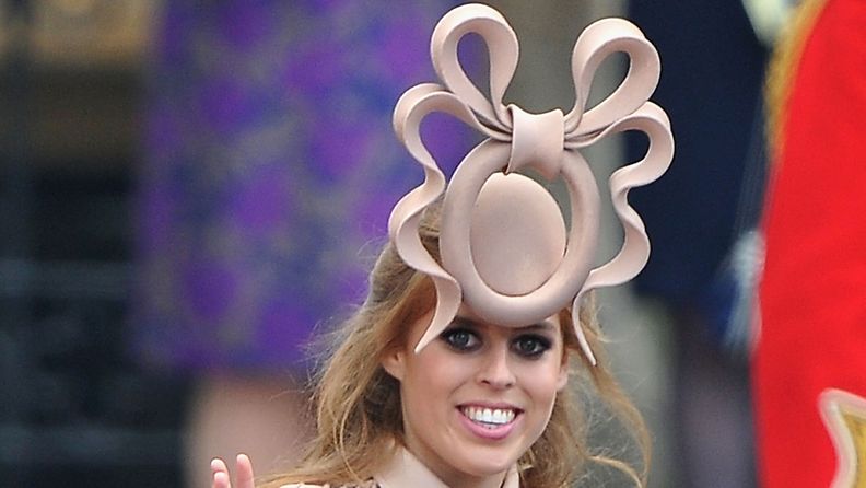 Prinsessa Beatrice hattu herätti huomiota. 