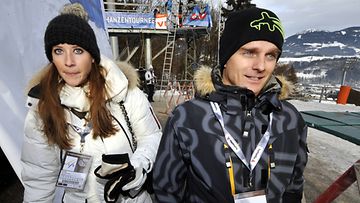 Catherine Hyde ja Heikki Kovalainen seurasivat tammikuussa Keski-Euroopan mäkivikkoa 2011.