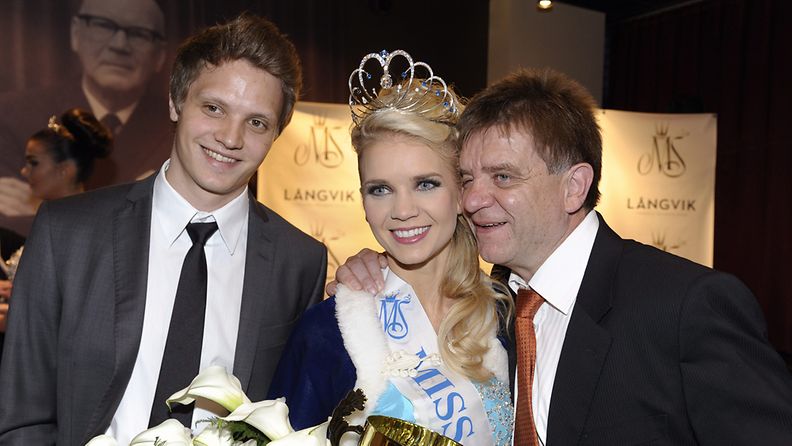 Miss Suomi poikaystävänsä Kristian Näkyvän ja isänsä Aki Hintsan syleilyssä.
