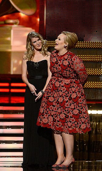 Pia ja Adele hauskuuttelivat lavalla. 
