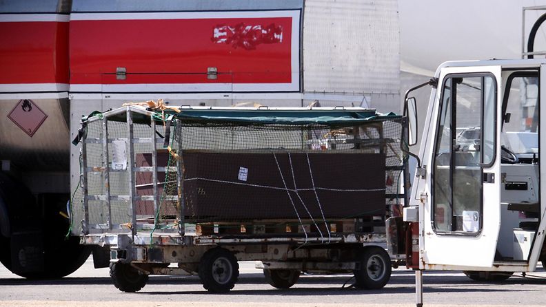 Gandolfinin arkku lastattiin yksityiseen koneeseen Rooman kentällä 23.6.2013.