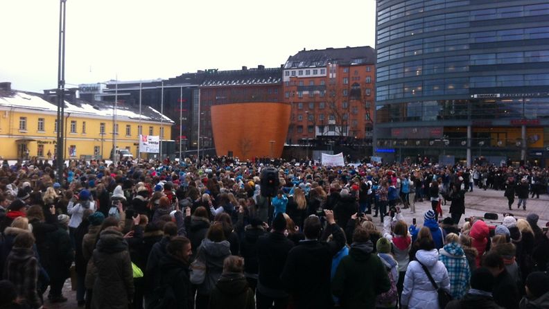 One Direction flash mob Helsingissä 2.2.2013.