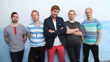 Neljänvuoran Antti Ketosen (kesk.) mukaan uudella Riisiä hiuksissa -levyllä kuuluu yhtyeen aito, rosoisempi soundi.