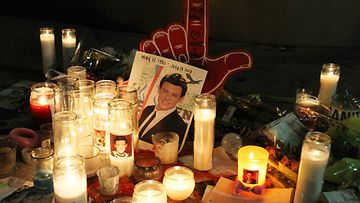 Fanit muistivat 31-vuotiaana menehtynyttä Cory Monteithia kukin ja kynttilöin.