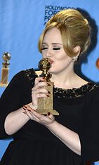 Adele omisti palkintonsa miehelleen ja pojalleen.