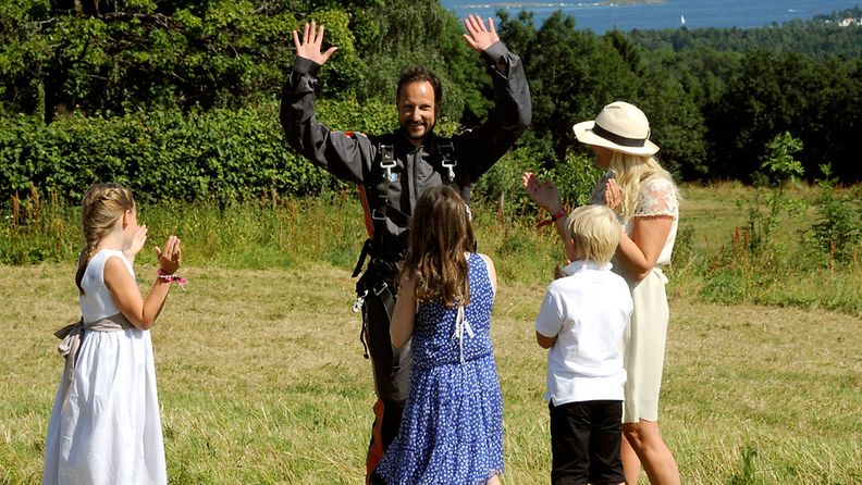 Norjan prinssi Haakon perheineen