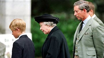Prinssi Harry, kuningatar Elisabet ja prinssi Charles surivat prinsessa Dianaa neljä päivää tämän kuoleman jälkeen vuonna 1997.