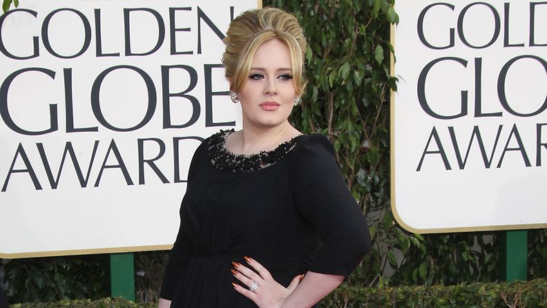 Adele edusti tyylilleen uskollisessa mustassa puvussa.