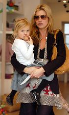 Kate Moss tyttärensä Lila Gracen kanssa ostoksilla vuonna 2006. 
