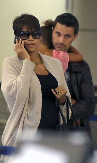 Halle Berry saapui tiistaina Los Angelesin lentokentälle vihkisormus sormessaan.