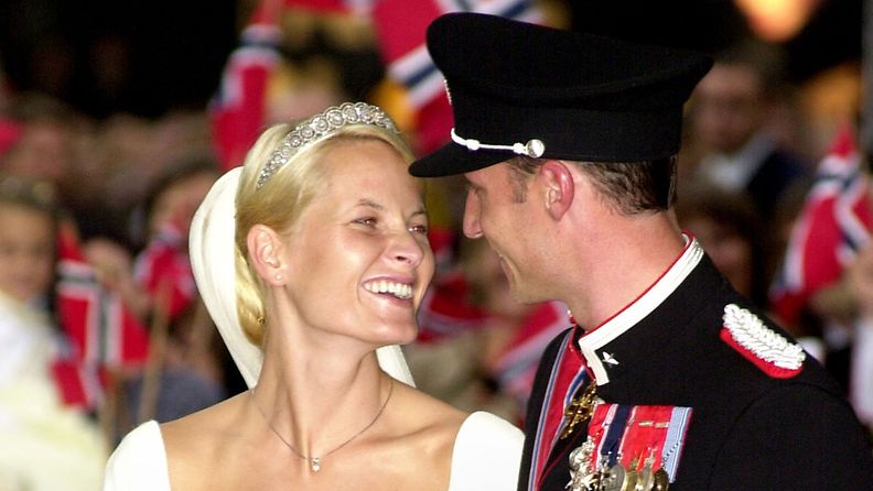 Norjan kruununprinssi Haakon ja Mette-Marit Tjessem Høiby avioituivat 25. elokuuta 2001.