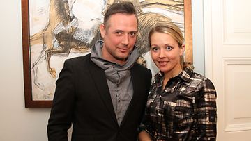 Marko Björs ja kouluratsastaja Mikaela Soratie Jean Louis Savat'n taidenäyttelyn avajaisissa Akoya Oy:n tiloissa.