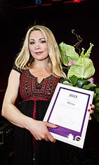 Iskelmälaulaja Anna Eriksson palkittiin Teosto-palkinnolla.