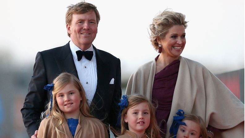 Kuningas Willem-Alexander ja kuningatar Maxima lastensa kanssa.