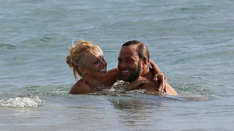 Pamela Anderson ja Rick Salomon Havaijilla.