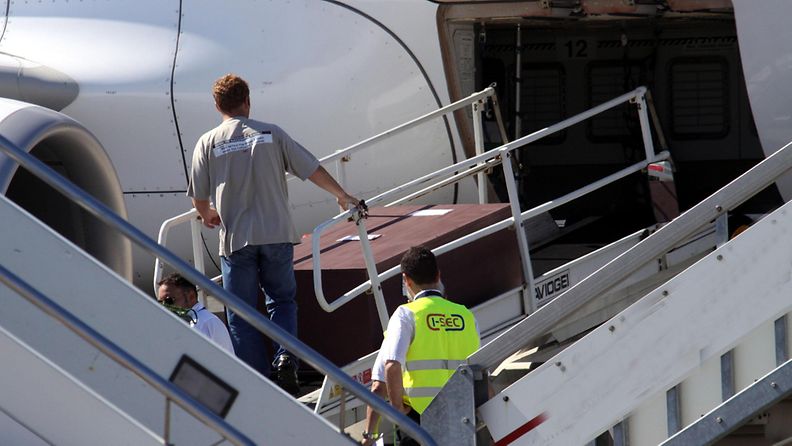 Gandolfinin arkku lastattiin yksityiseen koneeseen Rooman kentällä 23.6.2013.