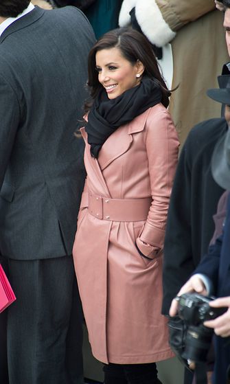 Eva Longoria oli saapunut seuraamaan Obaman virkaanastujaisia vaaleanpunaisessa takissaan. 