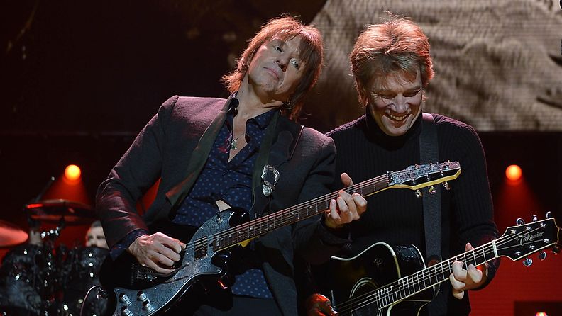 Richie Sambora ja Jon Bon Jovi lavalla joulukuussa.