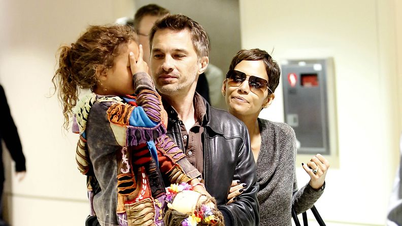 Halle Berry perheensä kanssa Los Angelesin lentokentällä.