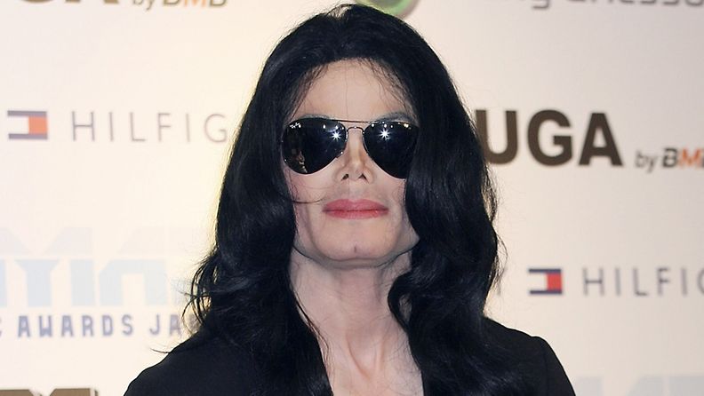 Kaksi vuotta sitten kuolleen Michael Jacksonin käyttämästä takista maksettiin yli miljoona euroa. 
