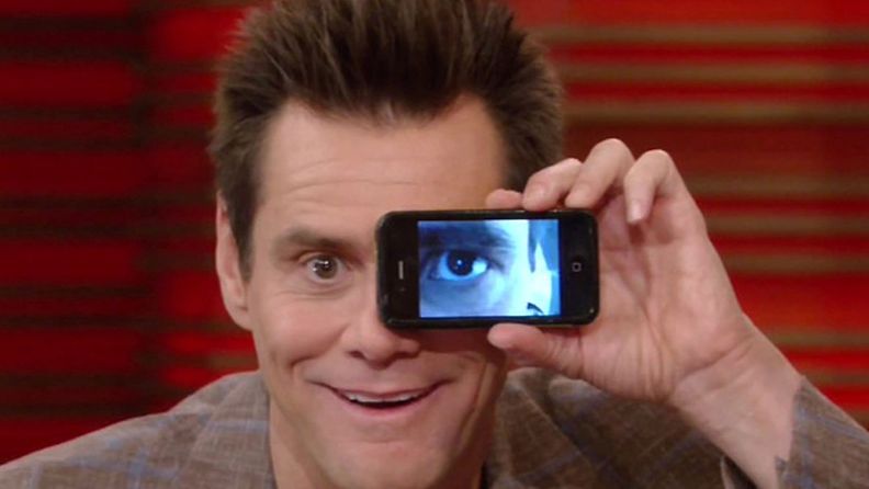 Jim Carrey leikki iPhonella.